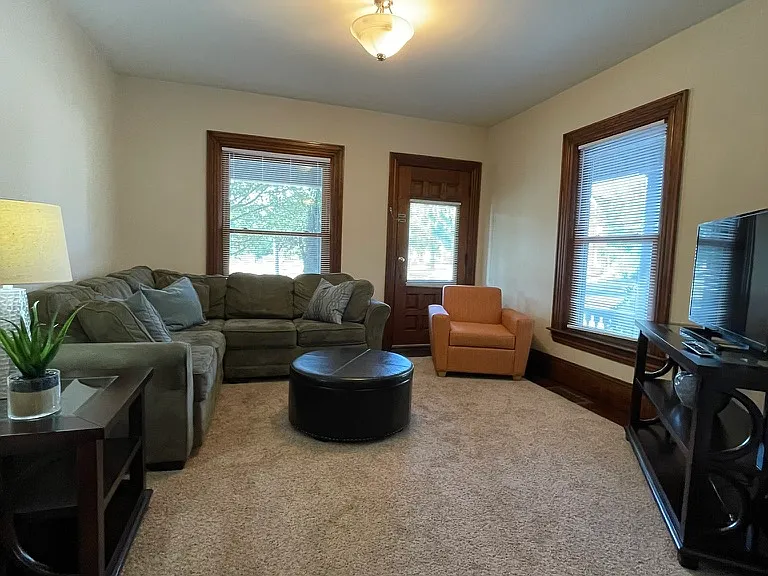 1146 Memorial Ave — Photo 1