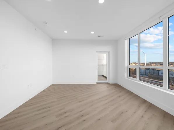 17 Avenue East image 46 of 65