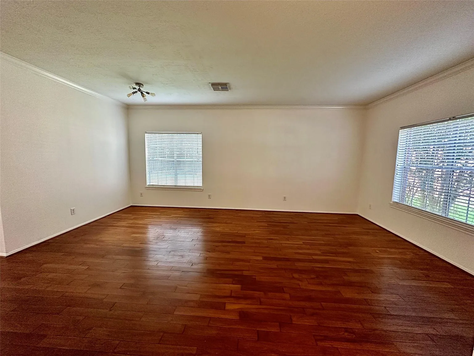 4 bed, 2.5 bath, 2102 sqft, $2,500 — Photo 2