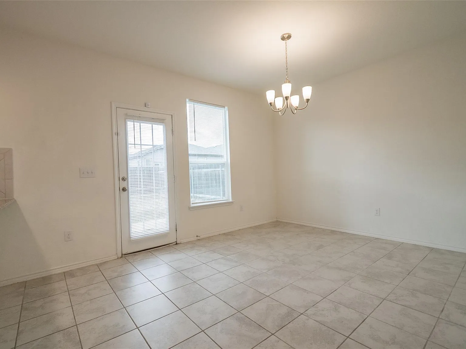 3 bed, 2.5 bath, 2101 sqft, $2,290 — Photo 4