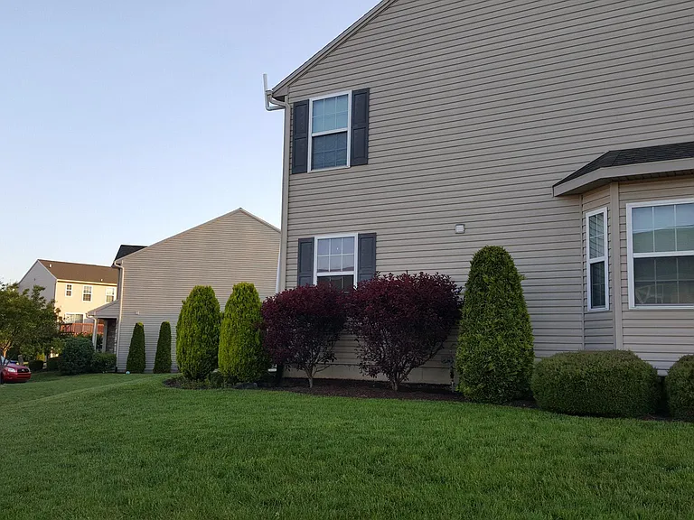 400 Mercury Dr — Photo 2