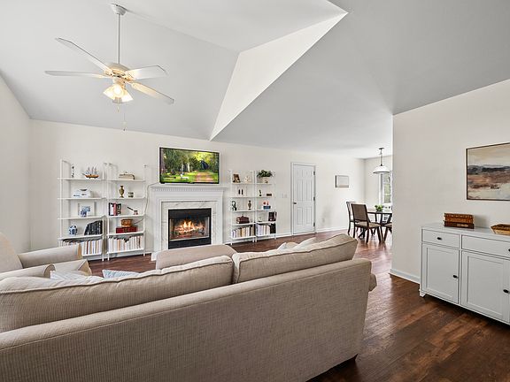 5th image of 313 Wood Green Dr