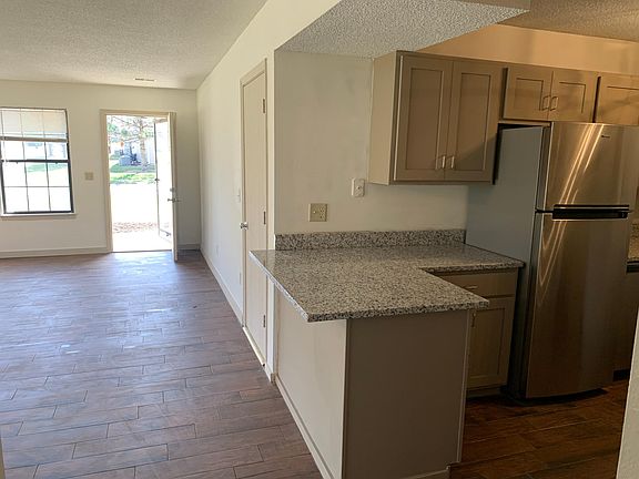 5th image of 502 SE Lee Haven Dr