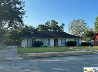 202 Rosewood Dr, Victoria, TX 77901