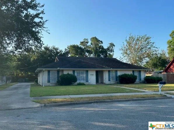 202 Rosewood Dr, Victoria, TX 77901