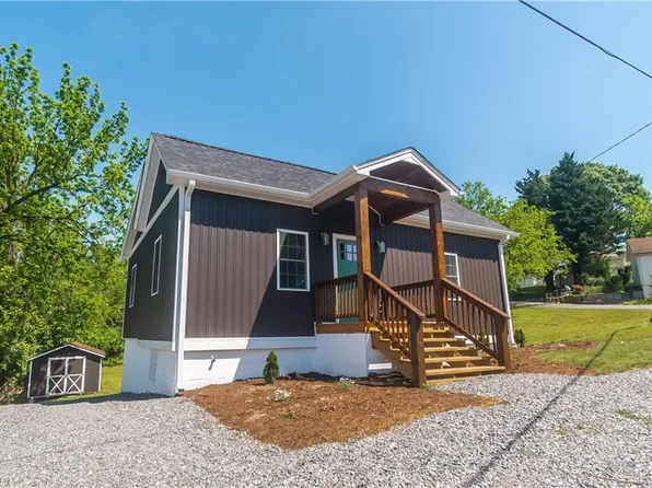 702 Marshall St, Mount Airy, NC 27030