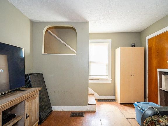5th image of 921 Catherine St
