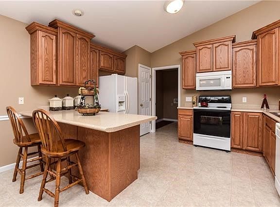 Beautiful oaks cabinets and lots of space!