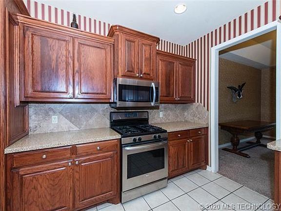 5th image of 2606 S Cambridge Dr
