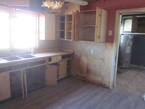 3rd image of 401 Avenue F SE