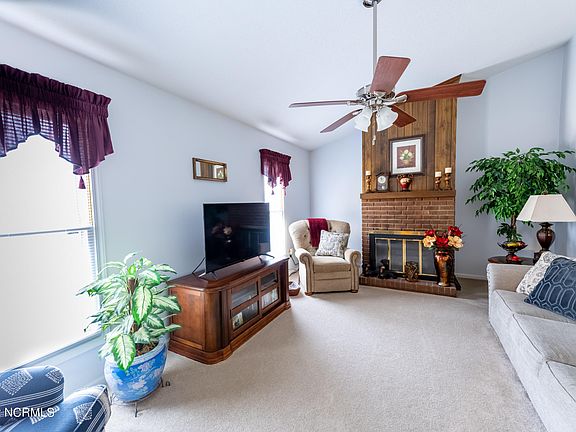 3rd image of 813 Speight Drive