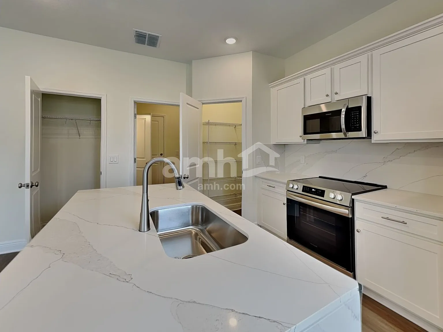 3 bed, 2.5 bath, 1685 sqft, $2,400 — Photo 3