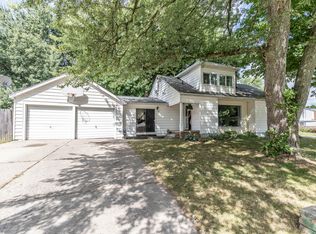 927 Robins Rd, Lansing, MI 48917