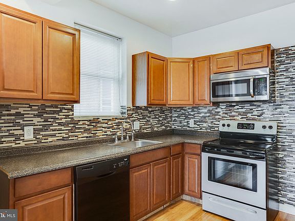 3rd image of 4031 Green St #B