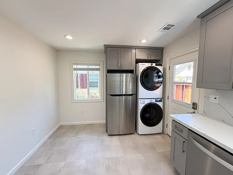 445 Alviso St — Photo 7