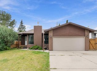 20 E Garden Ct, Sylvan Lake, AB T4S 1M4