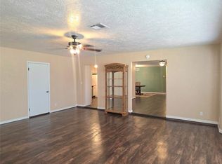 702 W Country Club Rd, Chickasha, OK 73018
