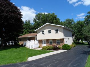 408 E McDamyn Cir, Winnebago, IL 61088