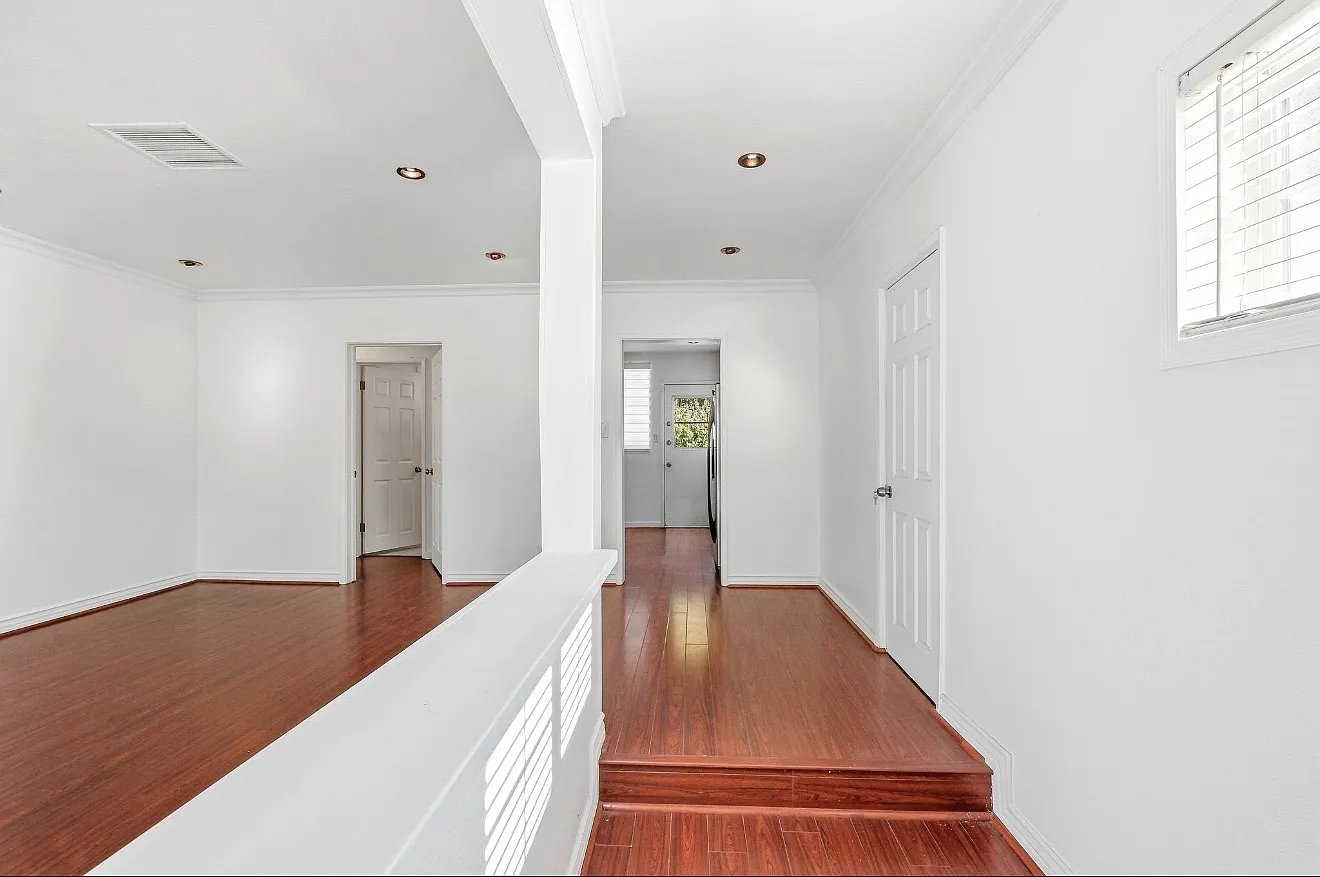 2 bed, 826 sqft, $3,300 — Photo 3