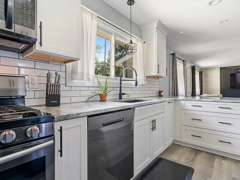 5458 Military Ave — Photo 11