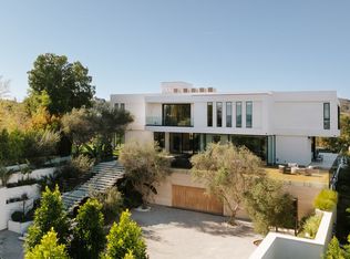 16187 Royal Oak Rd, Encino, CA 91436