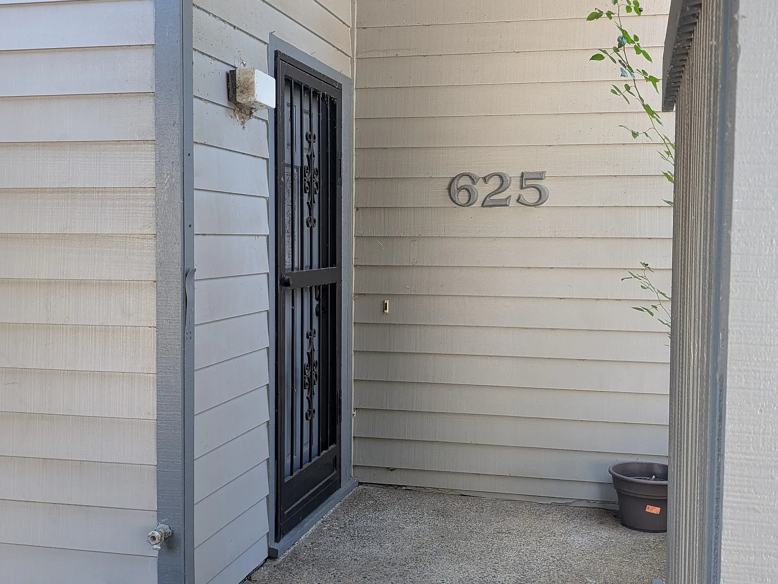 3 bed, 1318 sqft, $2,200 — Photo 1