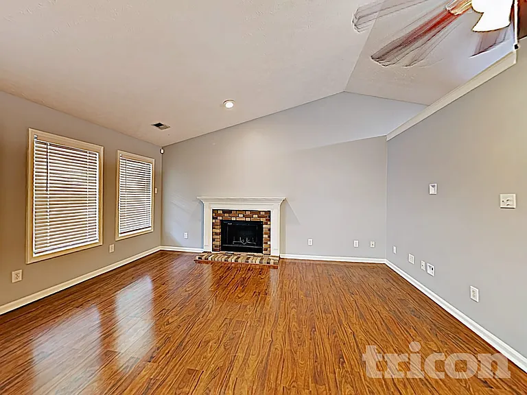 726 Westbury Dr — Photo 3