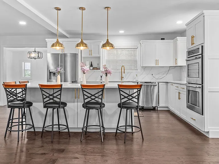 1020 W Matthews Ave — Photo 3