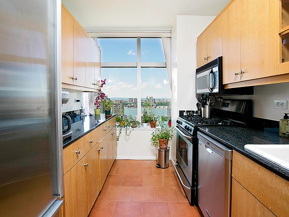 3rd image of 160 W 66th St APT 36H