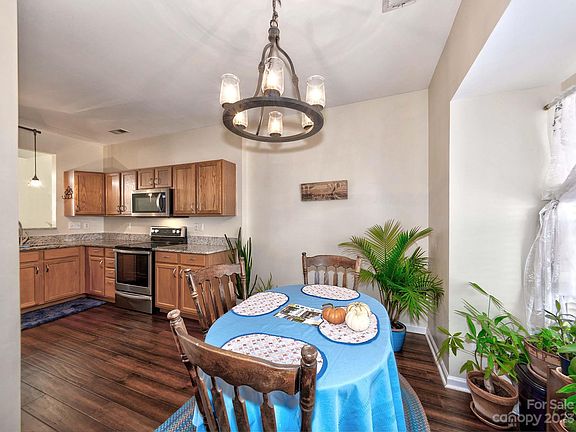 5th image of 118 N Arcadian Way