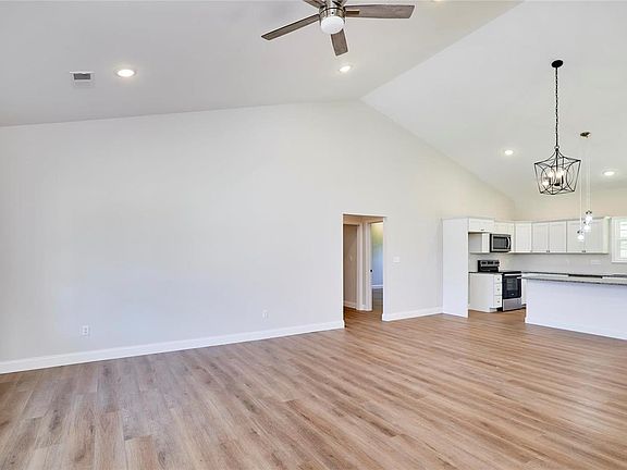 4th image of 2568 Revolution Dr
