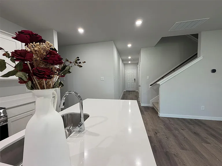 533 Shoreview Dr — Photo 3