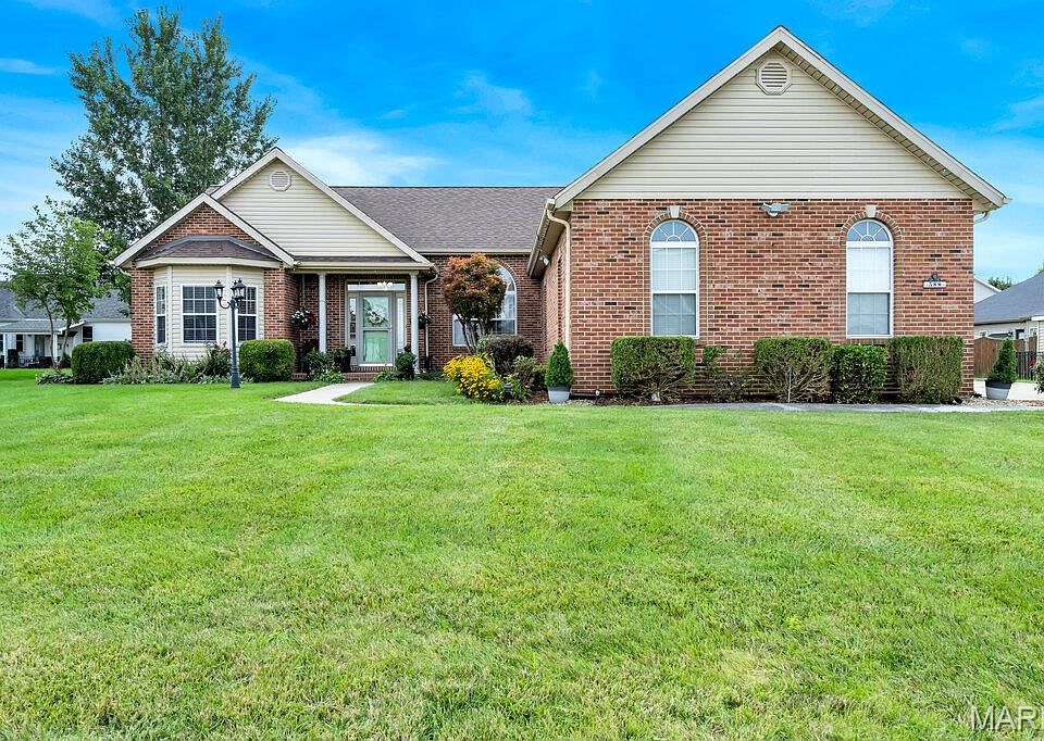 1st image of 588 Manor Ln
