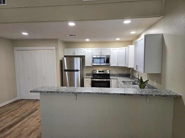 121 N Glenwood Dr #B — Photo 6
