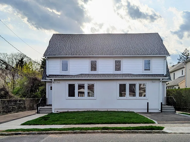 62 Forest Row — Photo 1