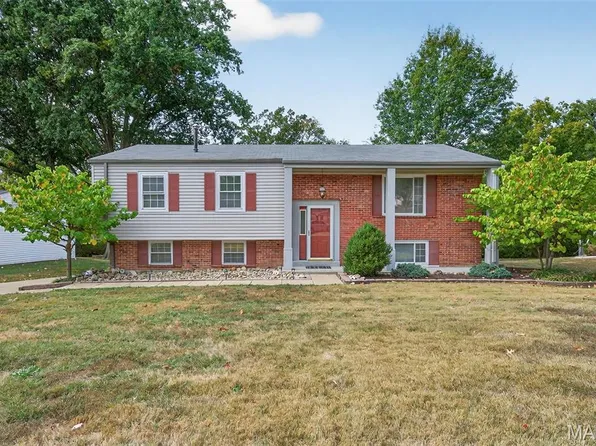 517 Ranch Dr, Ballwin, MO 63011