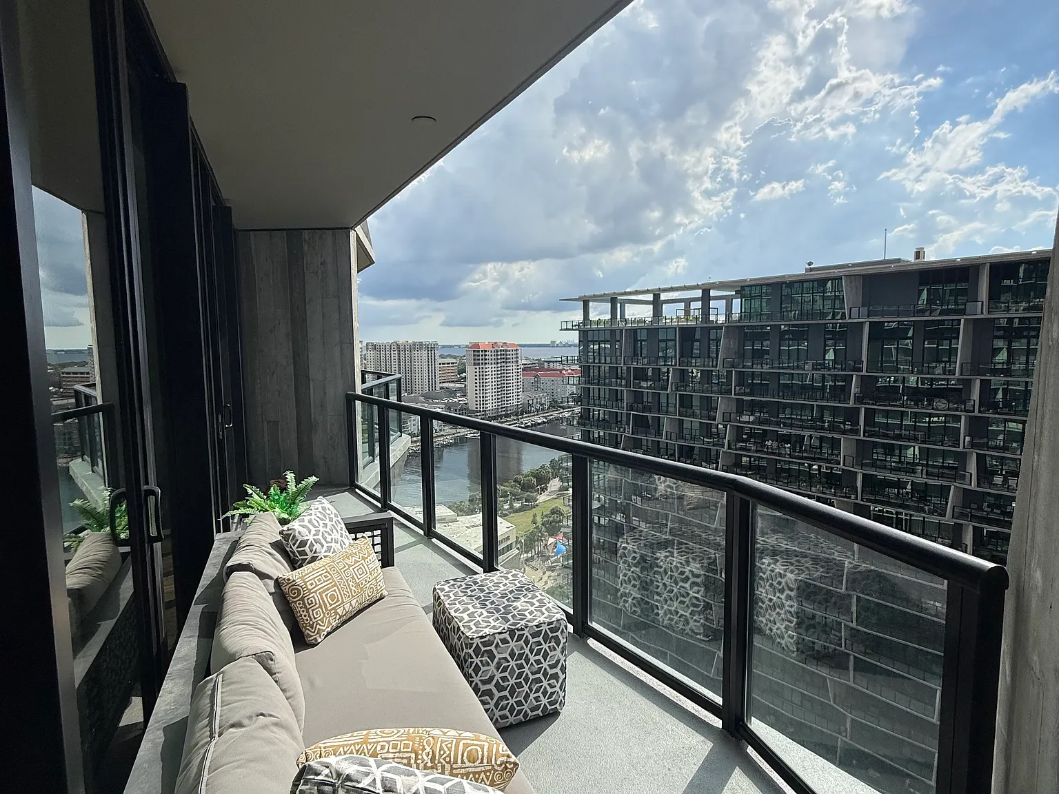 1 bed, 782 sqft, $3,672 — Photo 3