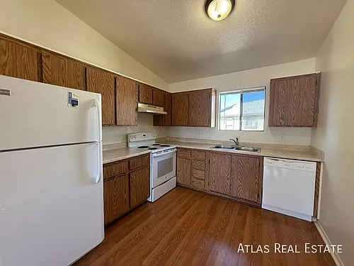 465 W Ivyglen St Photo 1