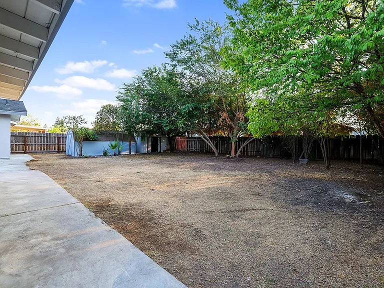 W Tulare Ave — Photo 18