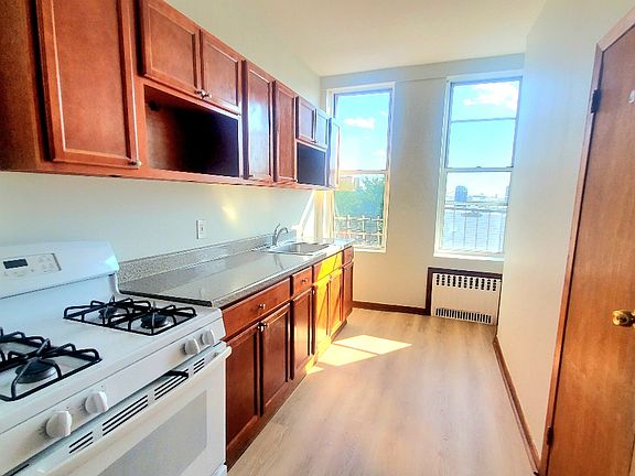 3rd image of 416 Woodward Ave APT 3L