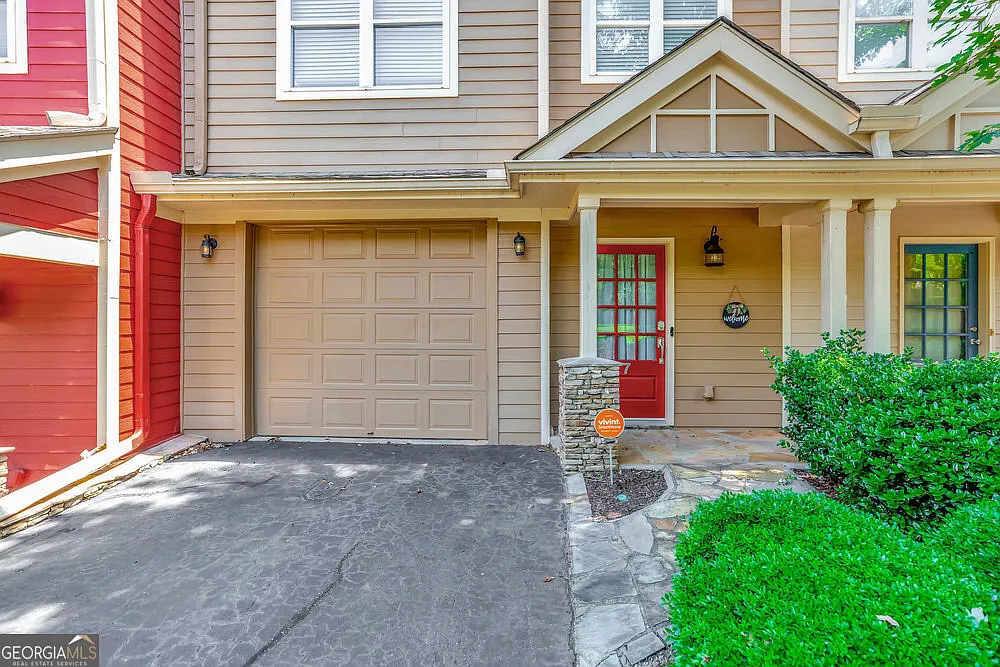 3 bed, 2.5 bath, 2418 sqft, $2,500 — Photo 1