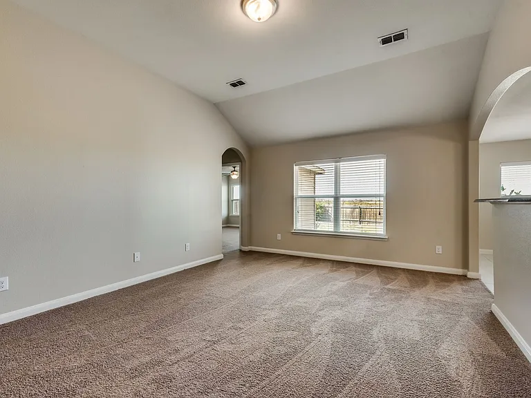 2106 Bluebell Dr — Photo 6
