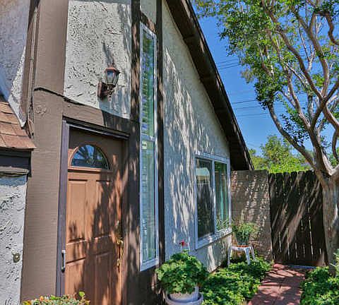 5th image of 409 E Woodcroft Ave