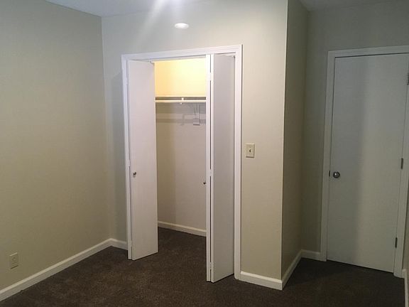9.5'x11.5' lower level bedroom single closet.