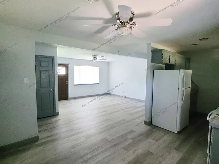 1004 A St — Photo 3
