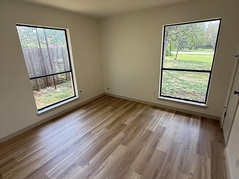 1009 Swallow Dr — Photo 10