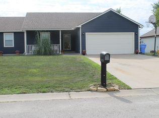 1328 S Raintree Dr, Tonganoxie, KS 66086