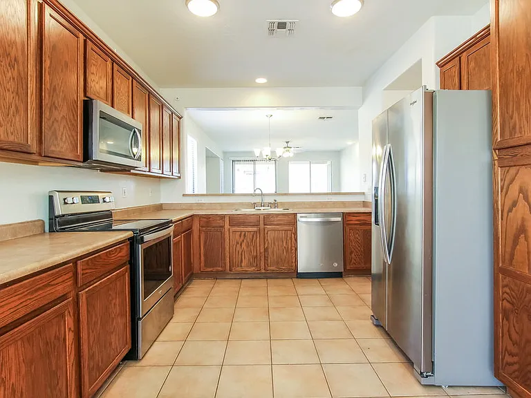 15248 W Port Royale Ln — Photo 7