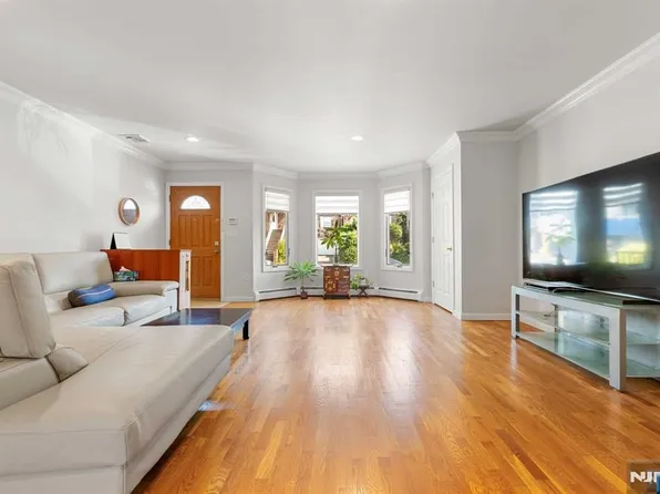 525B Roff Ave, Palisades Park, NJ 07650