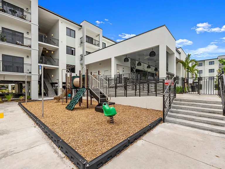 Wrecker's Cay Apartments — Photo 26